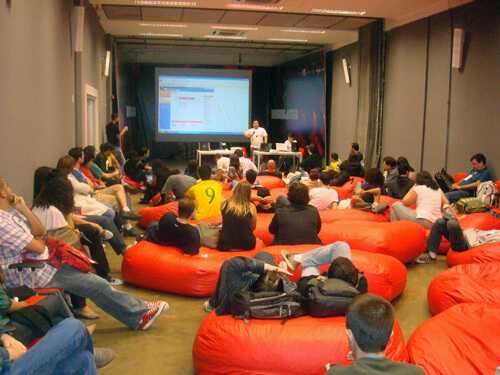 Galera reunida na arena principal