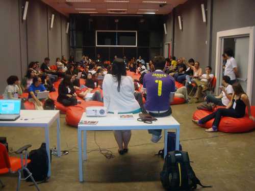 Pedro Jansen e Alê Felix falando