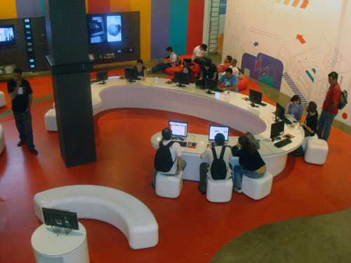 Galera reunida na Praça do NAVE