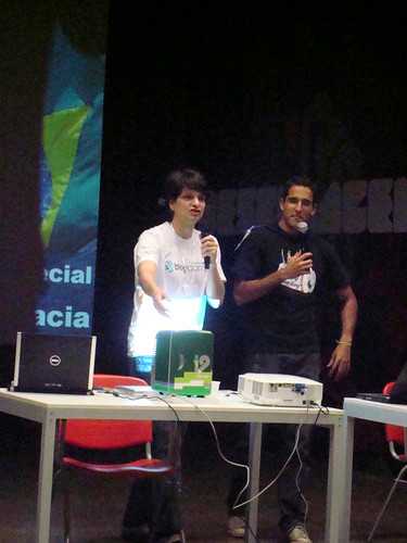 Nick Ellis e Dulcetti fazendo o leilão