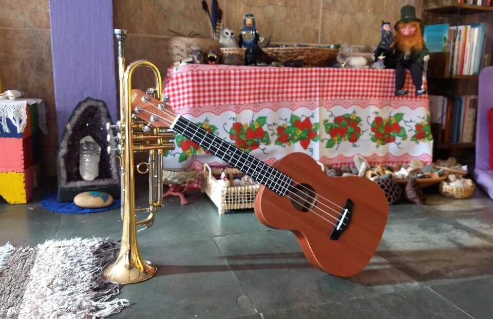 Um Ukulele e um trompete num altar