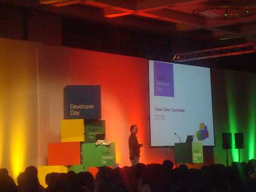 Palestrante falando sobre a Google